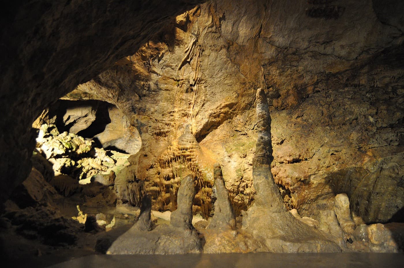 Verlichte druipsteenformaties en stalagmieten in een grotzaal van de Pál-völgyi-grot in Boedapest