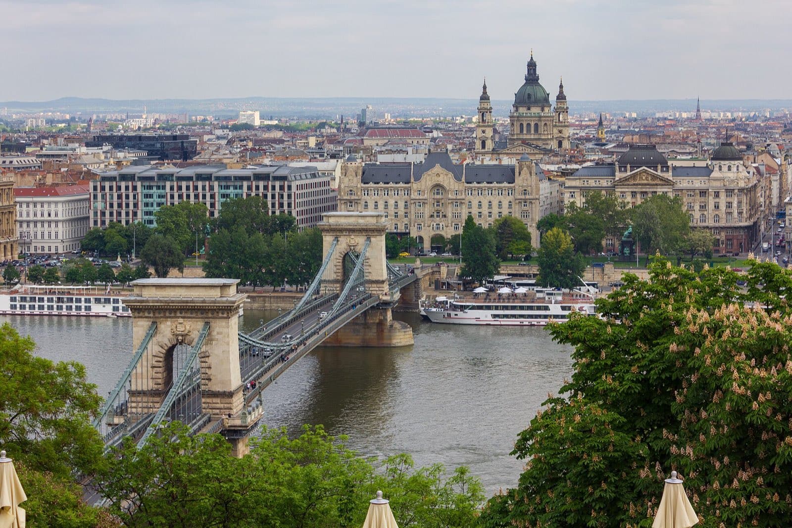 De Széchenyi-kettingbrug over de Donau gezien vanaf de Burchtheuvel, met het Greshampaleis en de Sint-Stefanusbasiliek in Pest op de achtergrond